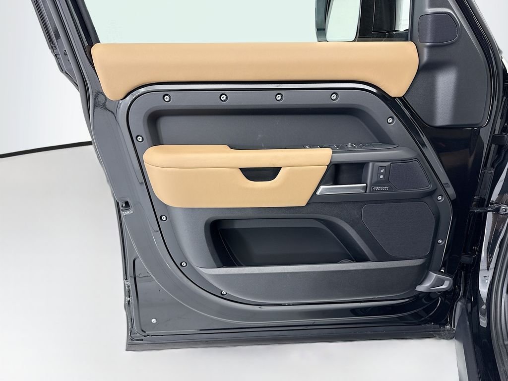 New 2026 Santorini Black LAND ROVER X-Dynamic SE image 23