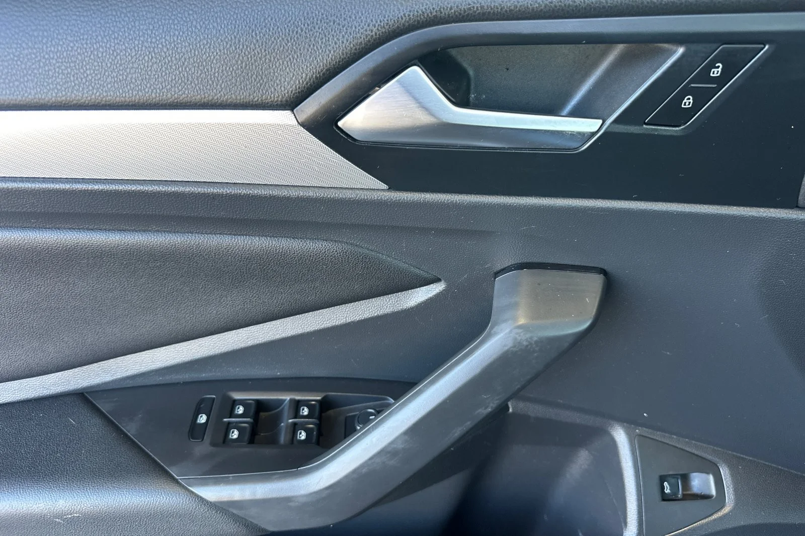 Used 2019 BLUE METALLIC Volkswagen S image 10
