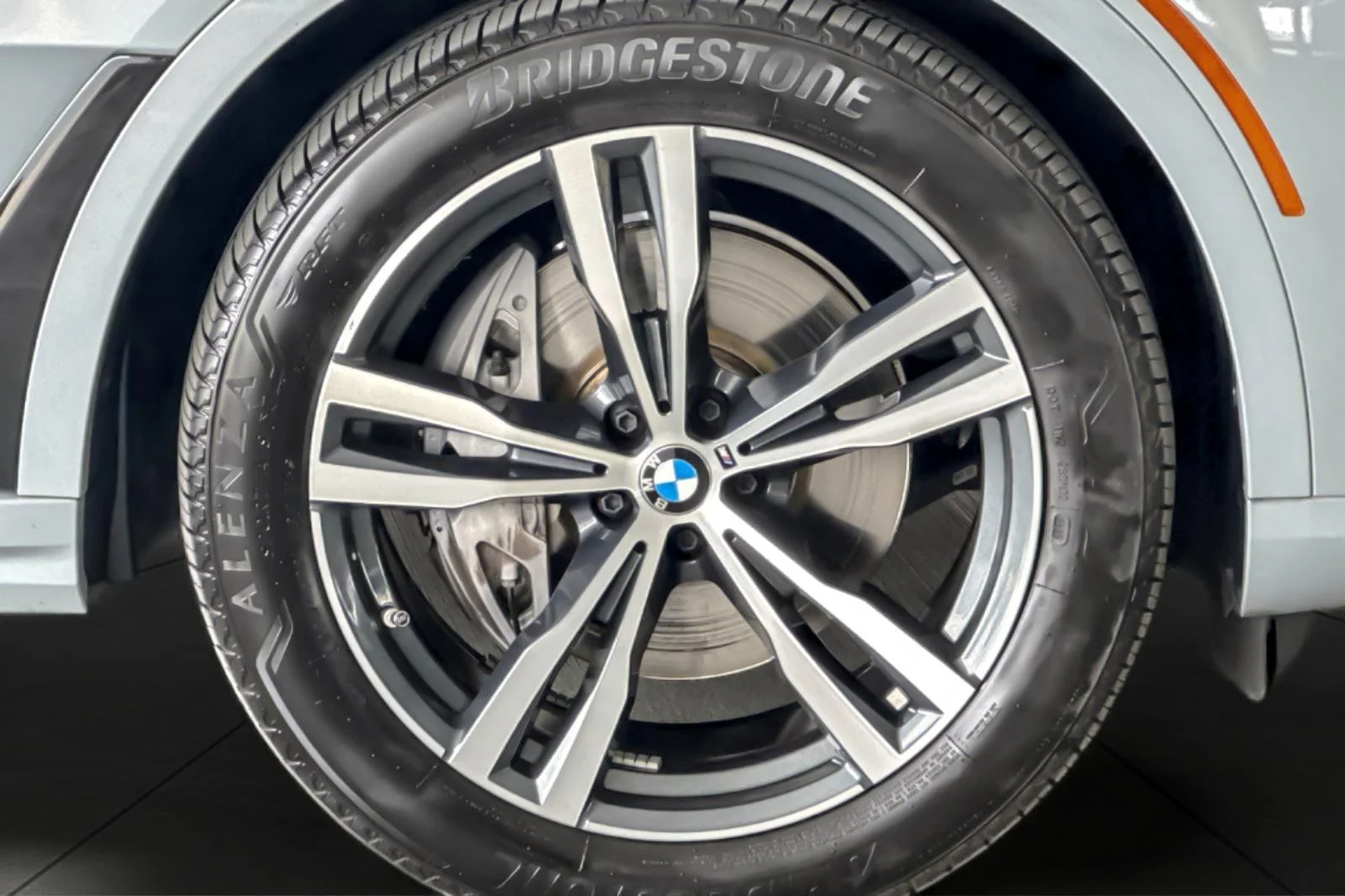 Used 2023 GREY METALLIC BMW xDrive40i MSport image 27