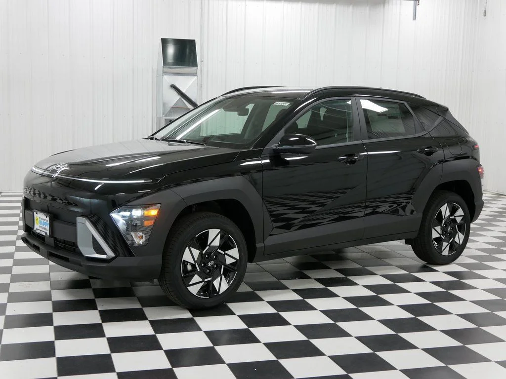 Used 2025 Black Hyundai SEL image 4