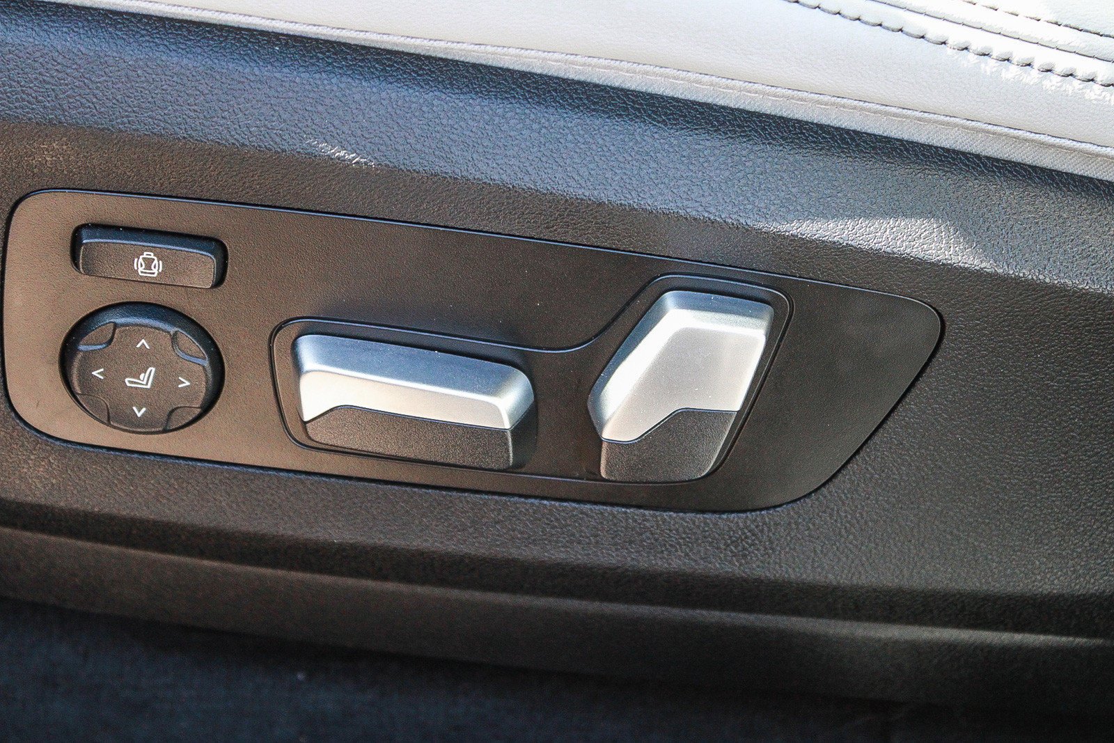 Used 2024 Skyscraper Grey Metallic BMW sDrive40i image 22