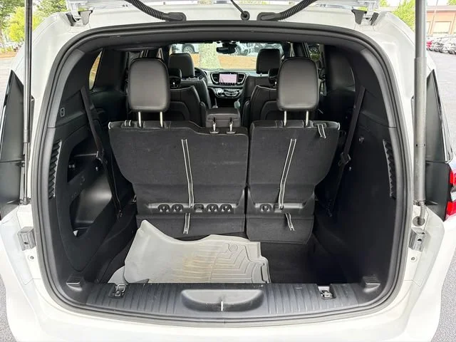 Used 2024 White Chrysler Limited image 17