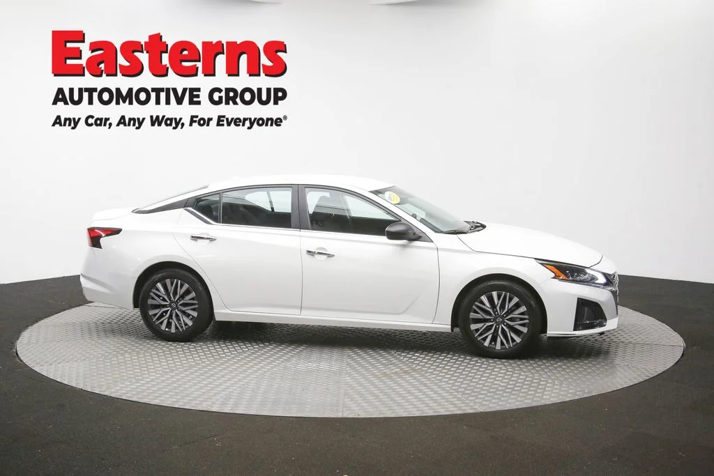 Used 2025 White Nissan 2.5 SV image 47