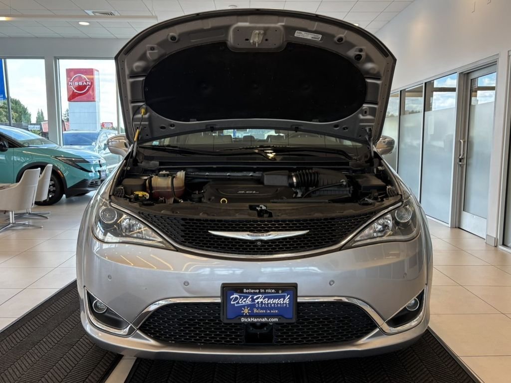 Used 2017 Silver Chrysler Limited image 4