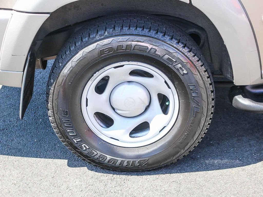 Used 2004 Gold Toyota SR5 image 11