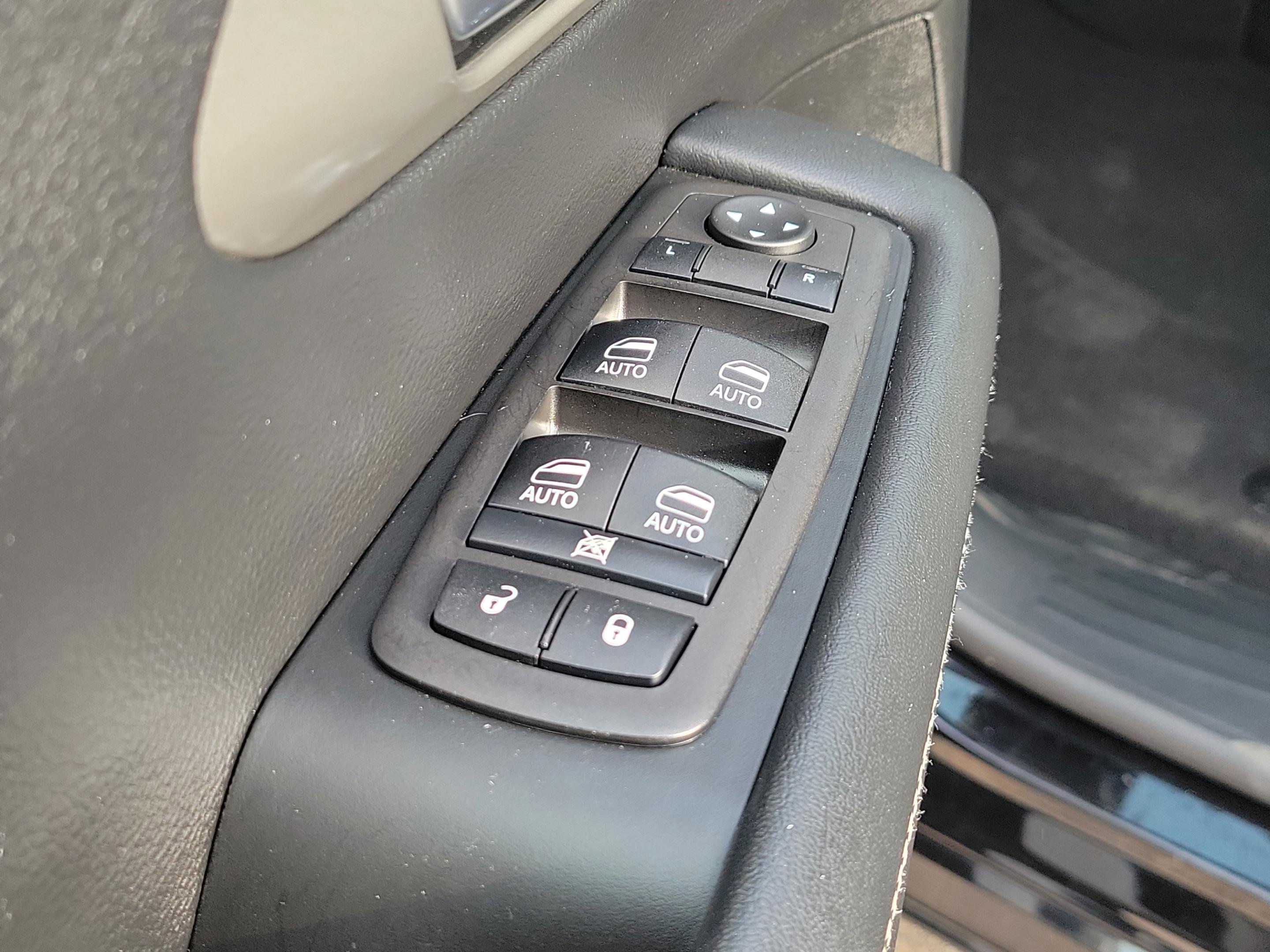 Used 2025 Diamond Black Crystal Pearlcoat Chrysler Select image 14
