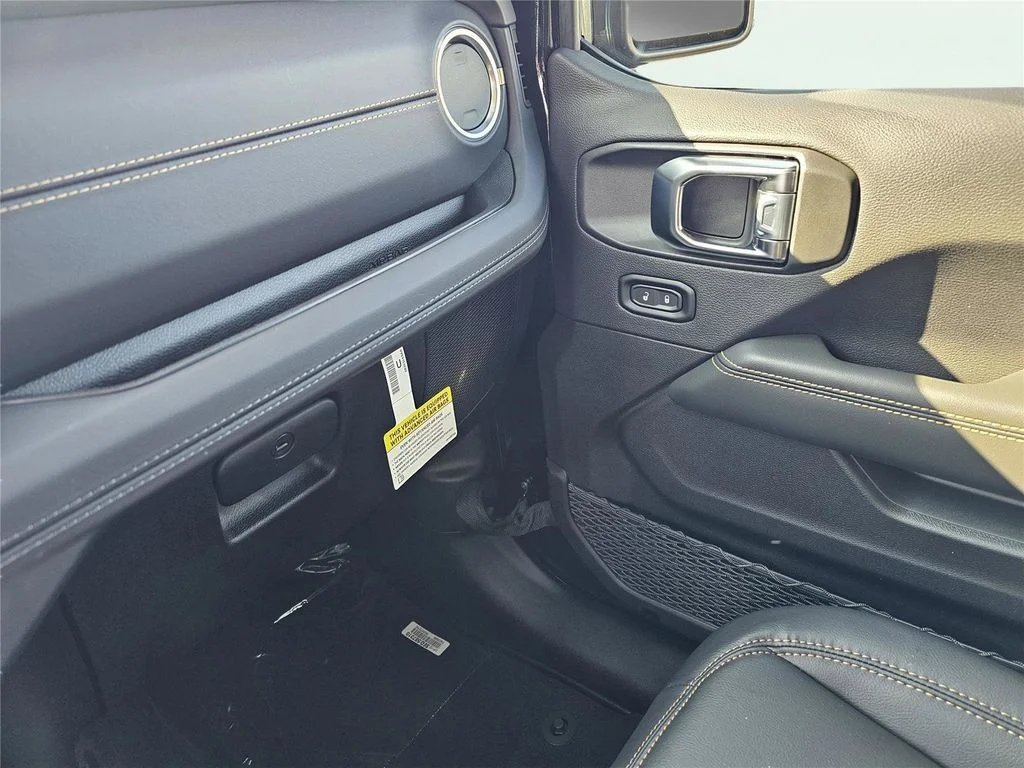 New 2026 Black Clear-Coat Exterior Paint Jeep Sahara image 27