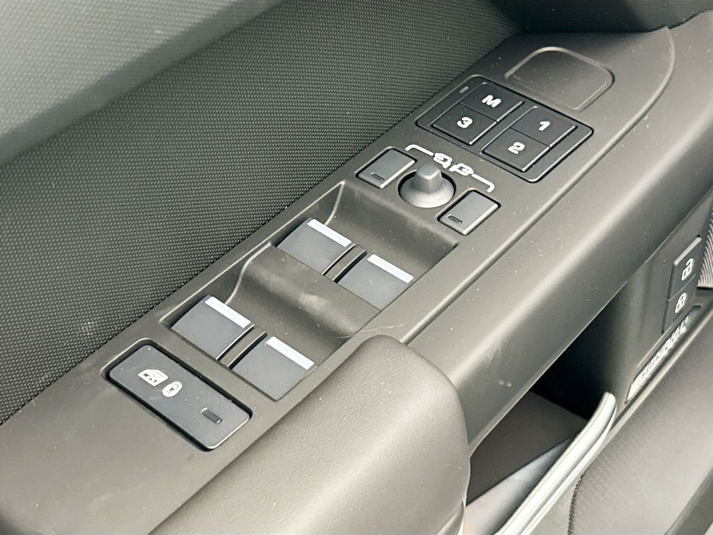 New 2026 Fuji White Land Rover X-Dynamic SE image 22