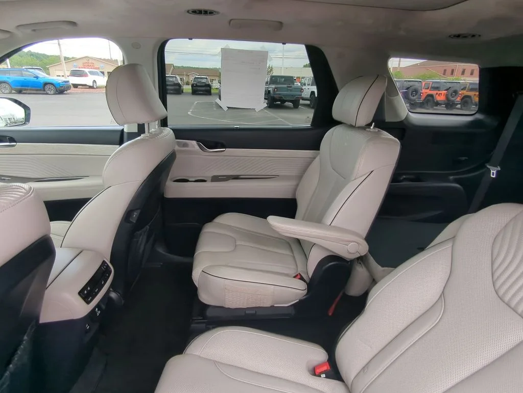 Used 2023 White Hyundai Calligraphy image 12
