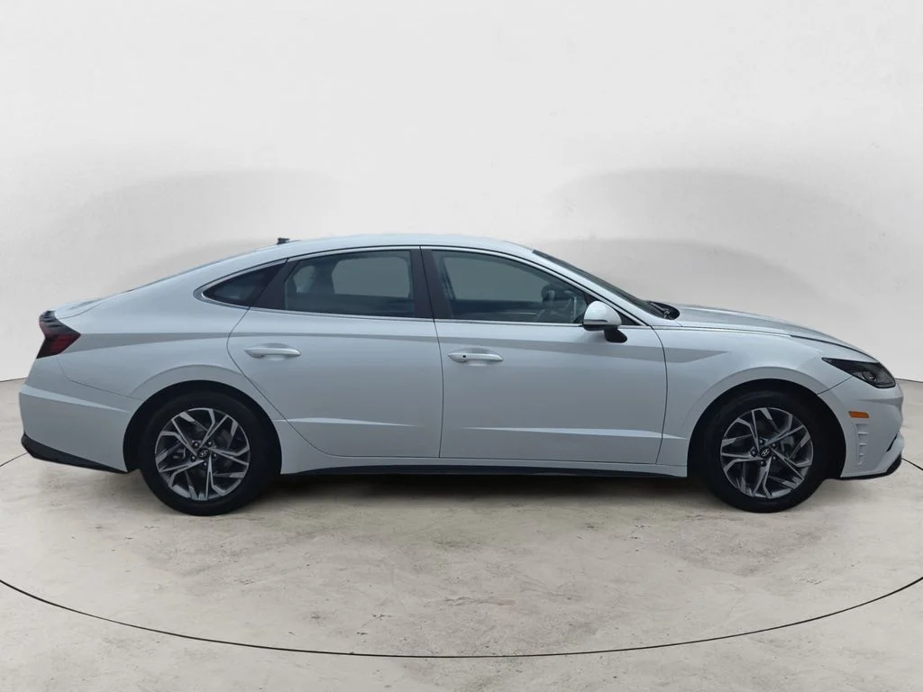 Used 2022 Gray Hyundai SEL image 4