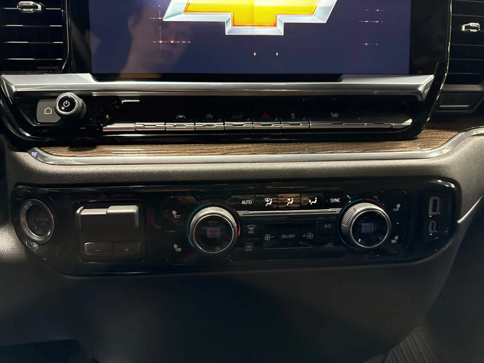 Used 2025 Summit White Chevrolet LT image 12