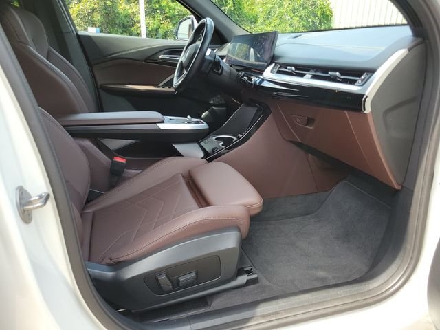 Used 2024 White BMW xDrive28i image 13