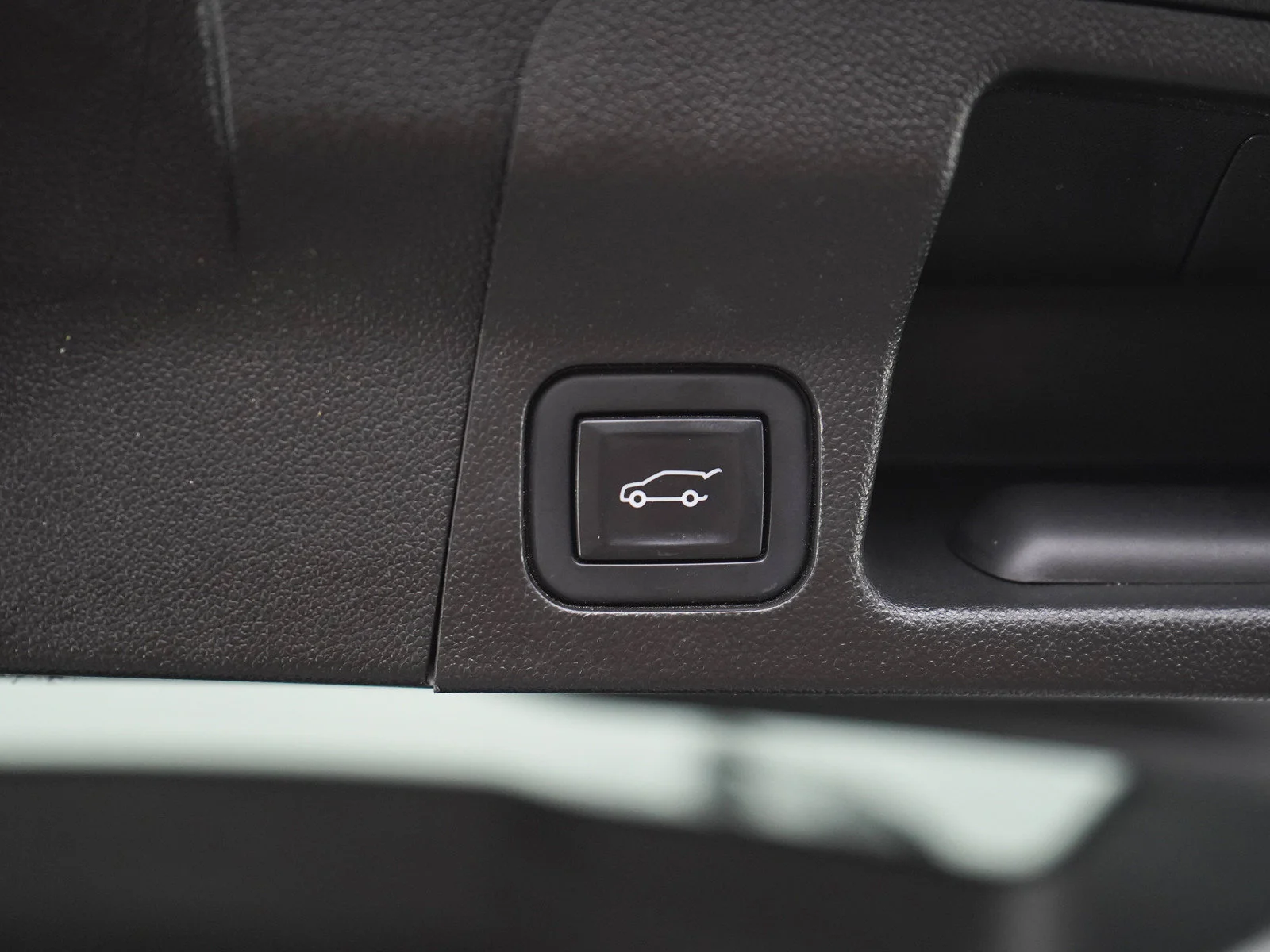 Used 2022 Summit White GMC AT4 image 17