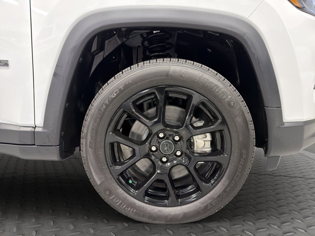 New 2026 Bright White Clear-Coat Exterior Paint Jeep Latitude Altitude image 14