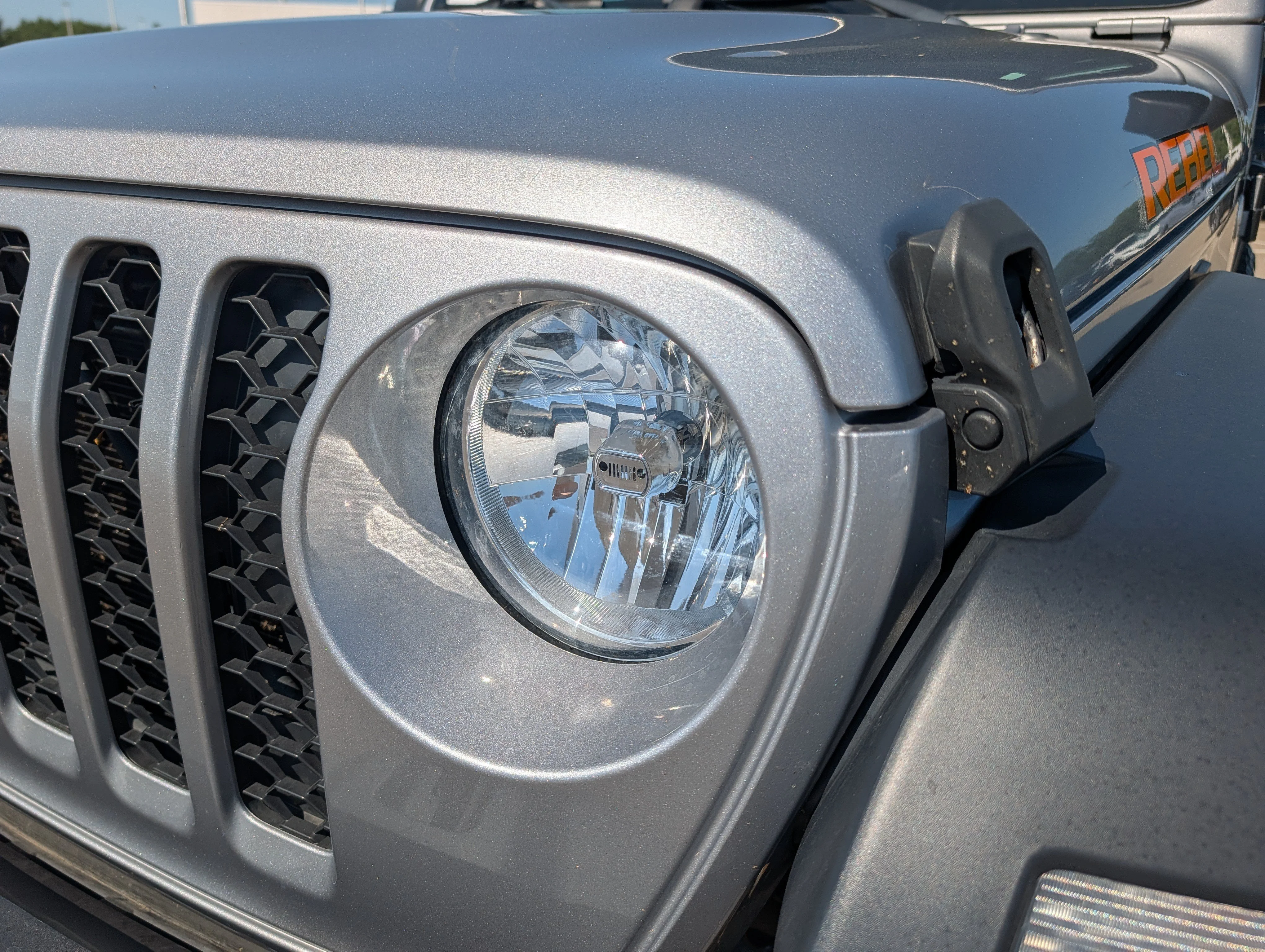Used 2020 Billet Silver Metallic Clearcoat Jeep Sport S image 16