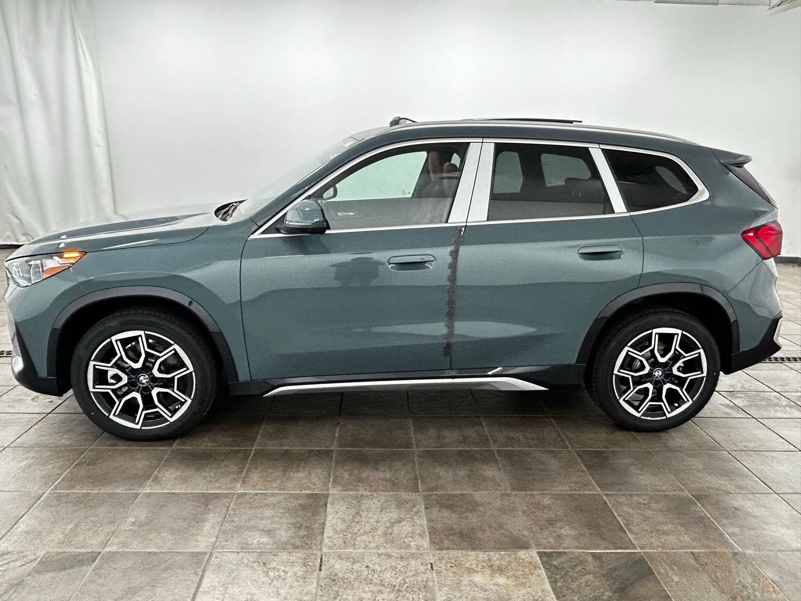 New 2026 Cape York Green Metallic BMW xDrive28i image 2