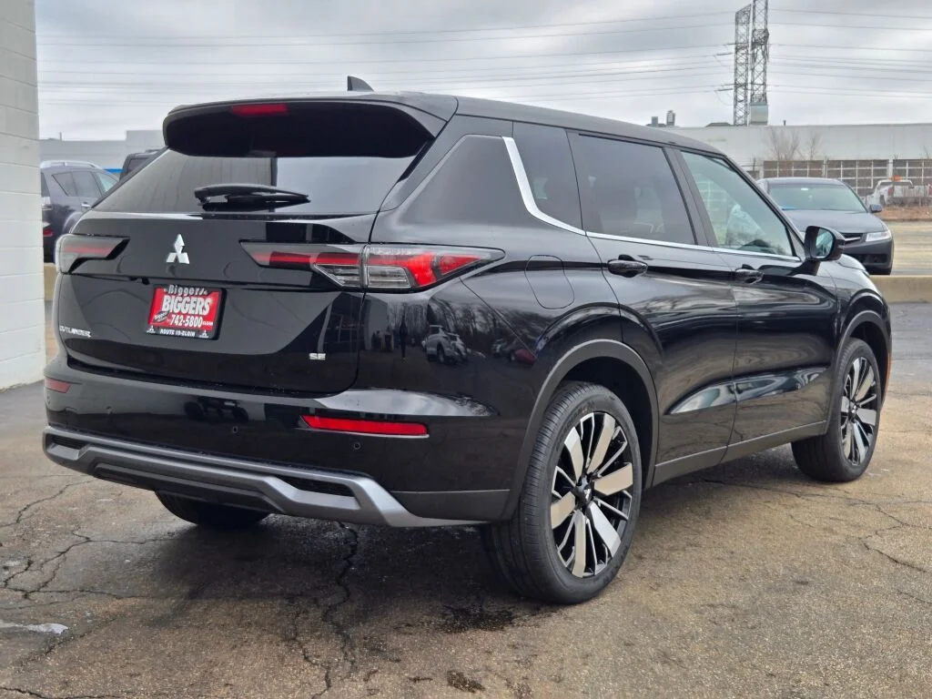 New 2026 Black Mitsubishi SE image 10
