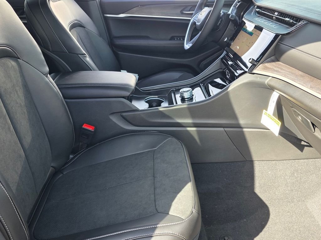 New 2026 Silver Zynith Exterior Paint Jeep Altitude image 13