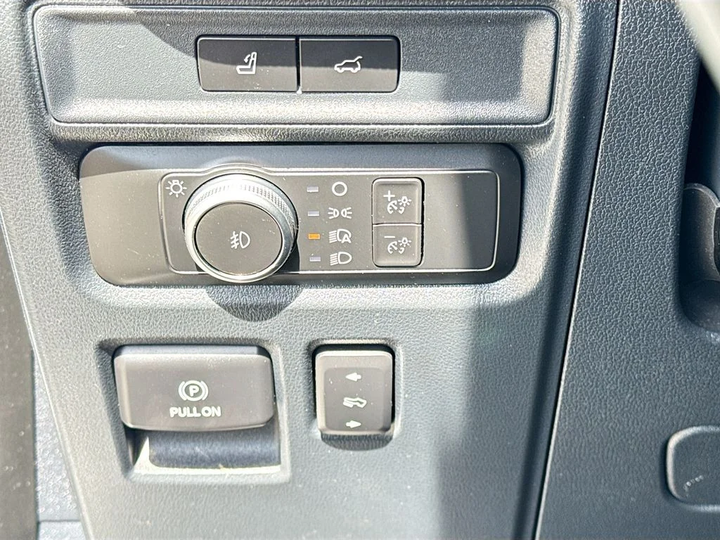 Used 2022 White Ford Limited image 11