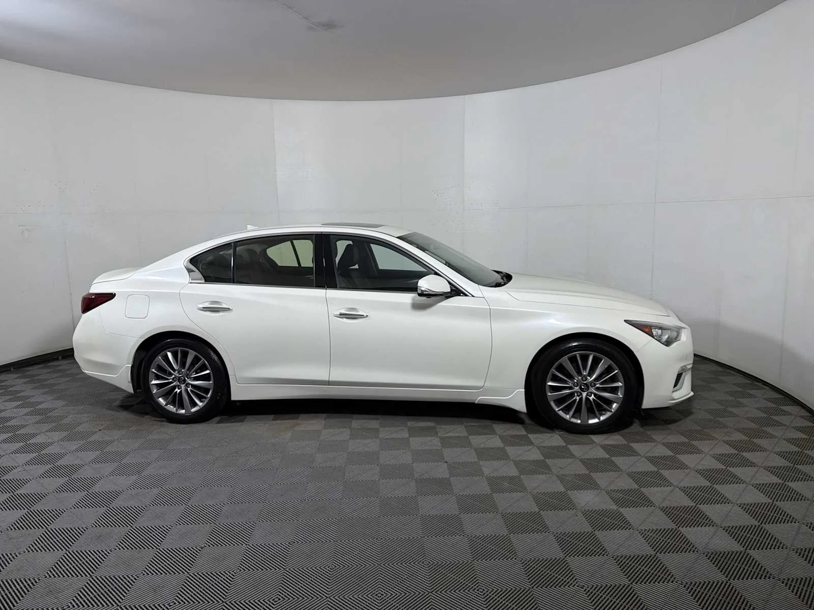Used 2023 Majestic White INFINITI LUXE image 7
