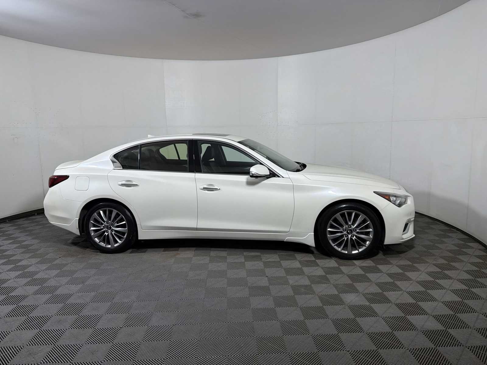 Used 2023 Majestic White INFINITI LUXE image 7