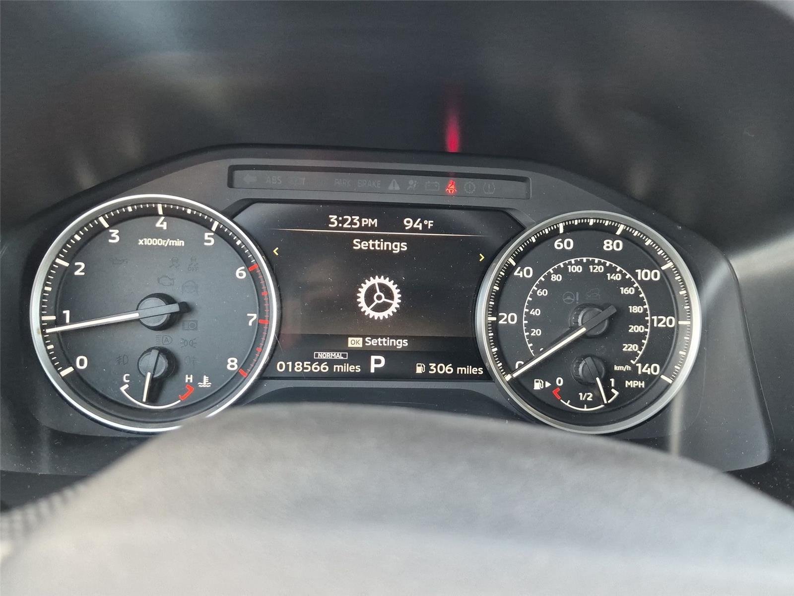 Used 2025 White Diamond Mitsubishi ES image 22