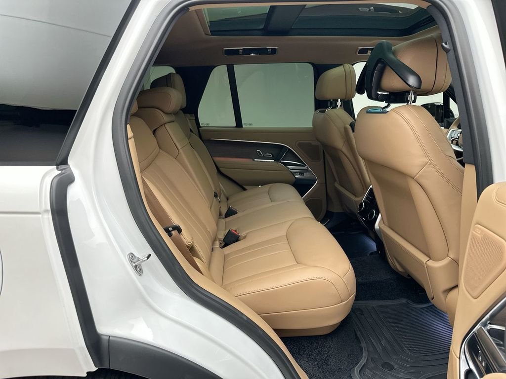 New 2026 Ostuni Pearl White Land Rover SE image 7