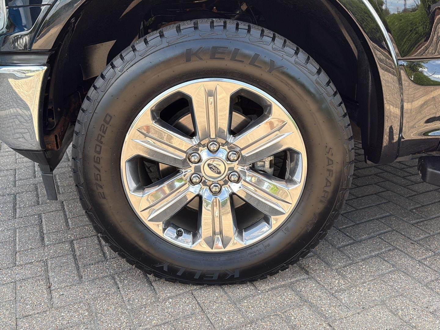 Used 2020 Agate Black Metallic Ford LARIAT image 9