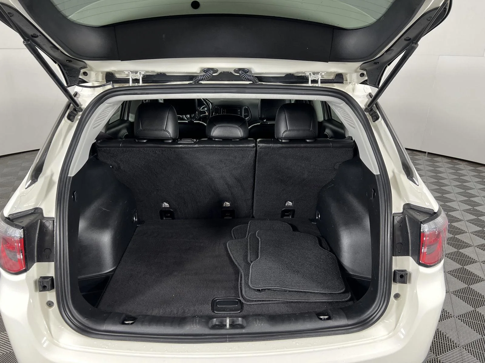 Used 2018 White Clearcoat Jeep Latitude image 22
