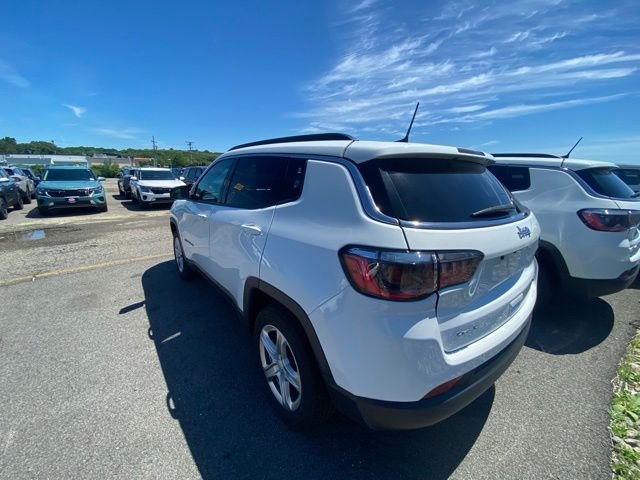 Used 2024 White/off-white Jeep Latitude image 4