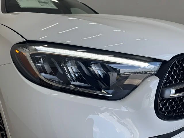 New 2027 White Mercedes-Benz GLC 300 image 33