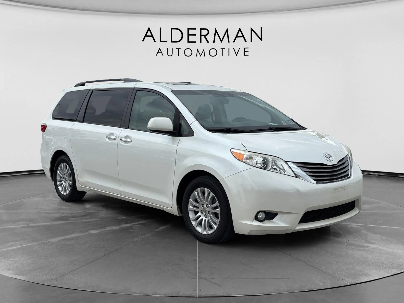 Used 2016 Blizzard Pearl Toyota XLE Premium 8-Passenger image 7