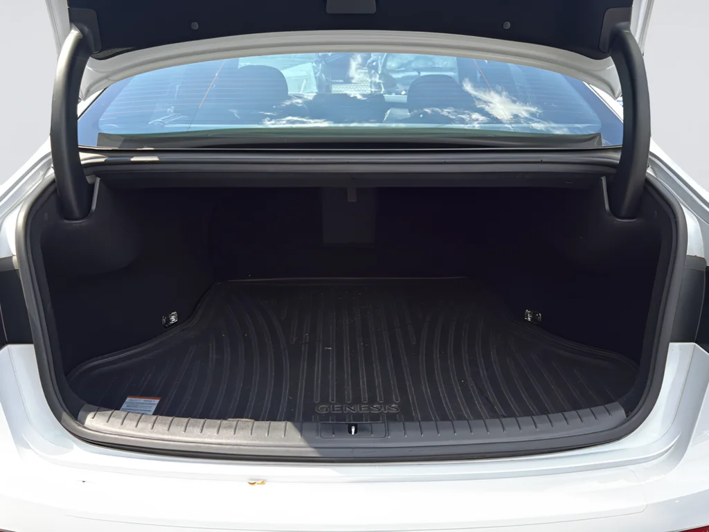 Used 2019 White Genesis 3.3T Sport image 31