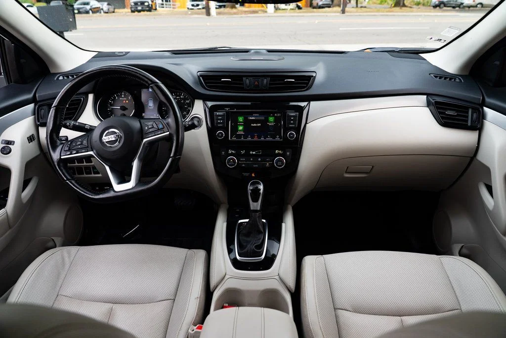 Used 2020 White Nissan SL image 8
