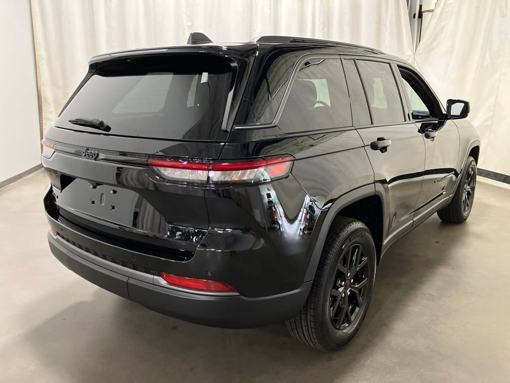 New 2026 Diamond Black Crystal Pearl-Coat Exterior Paint Jeep Laredo Altitude image 27