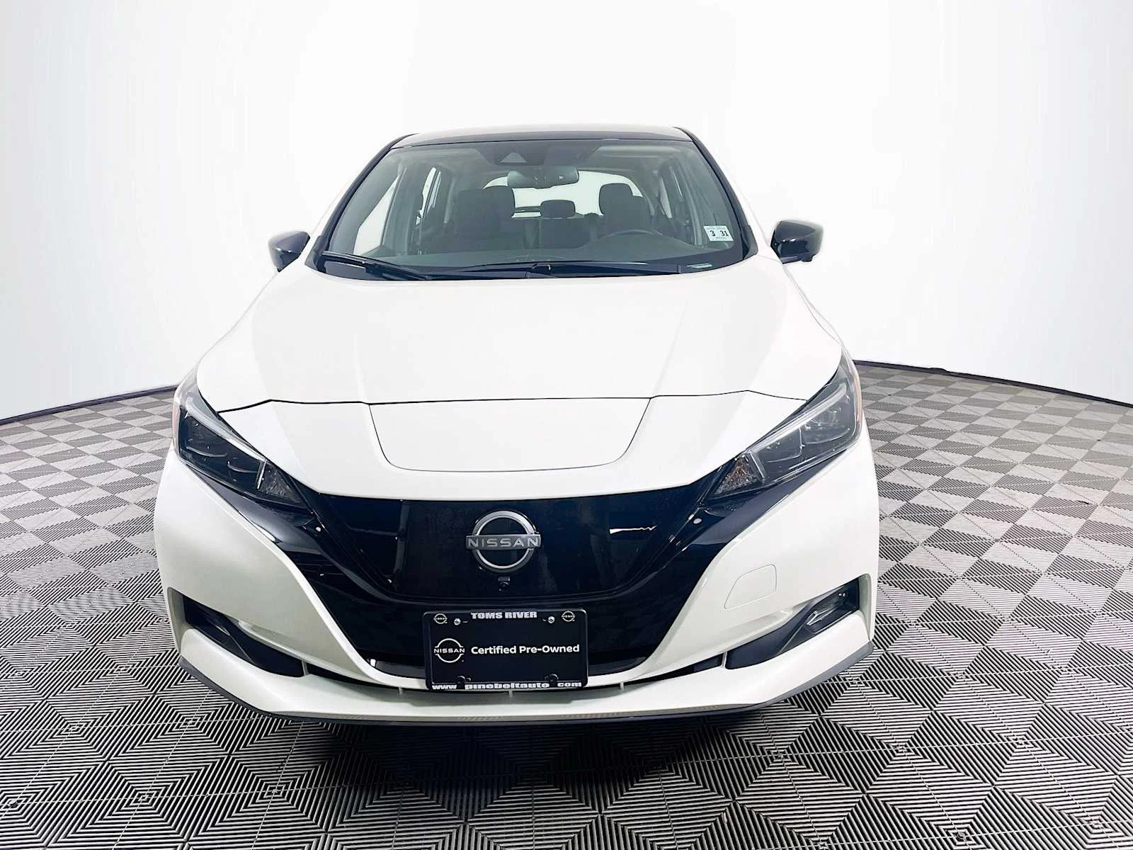 Used 2025 Super Black/Pearl White Nissan SV PLUS image 2
