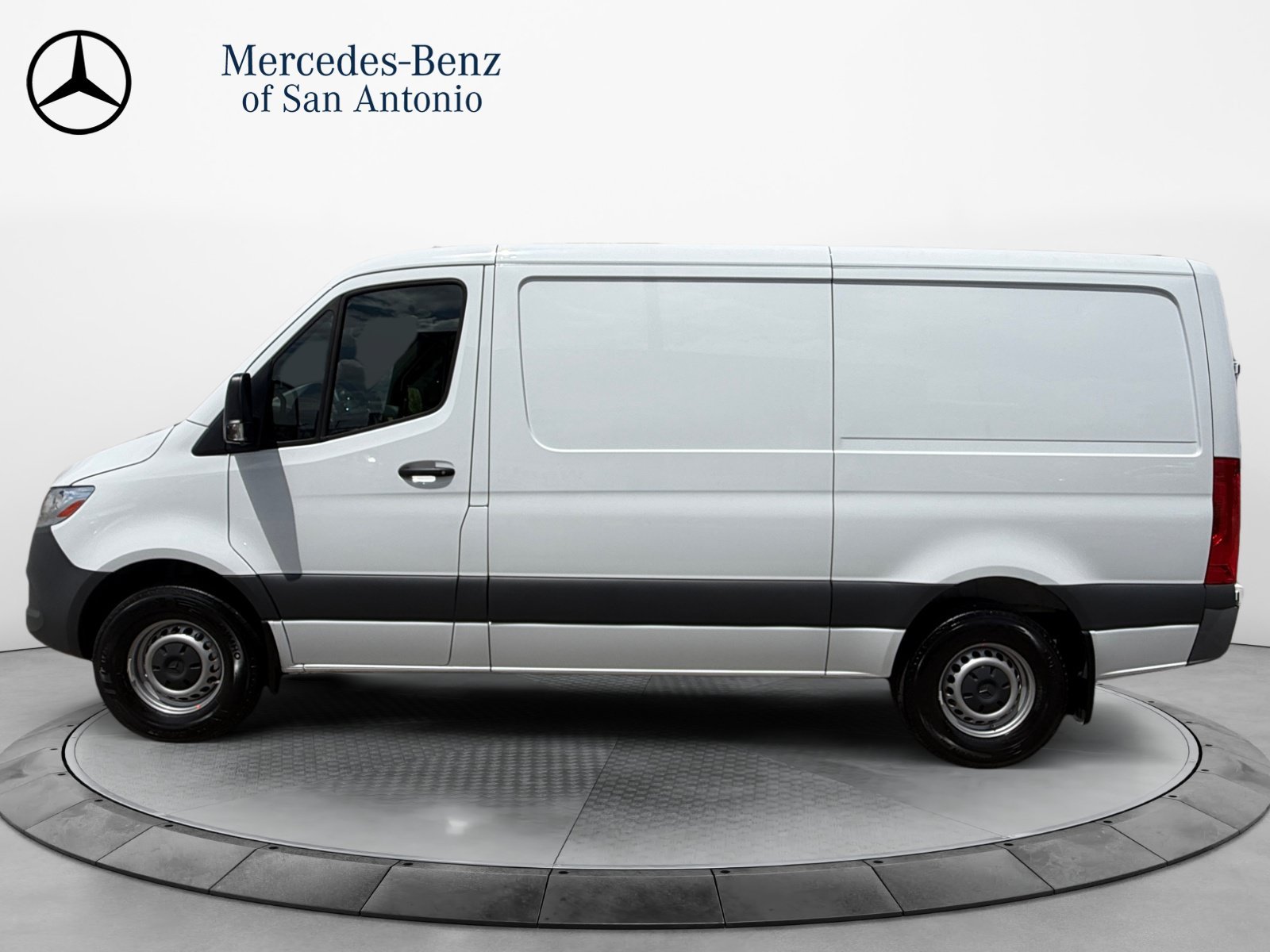 Used 2025  Mercedes-Benz  image 4