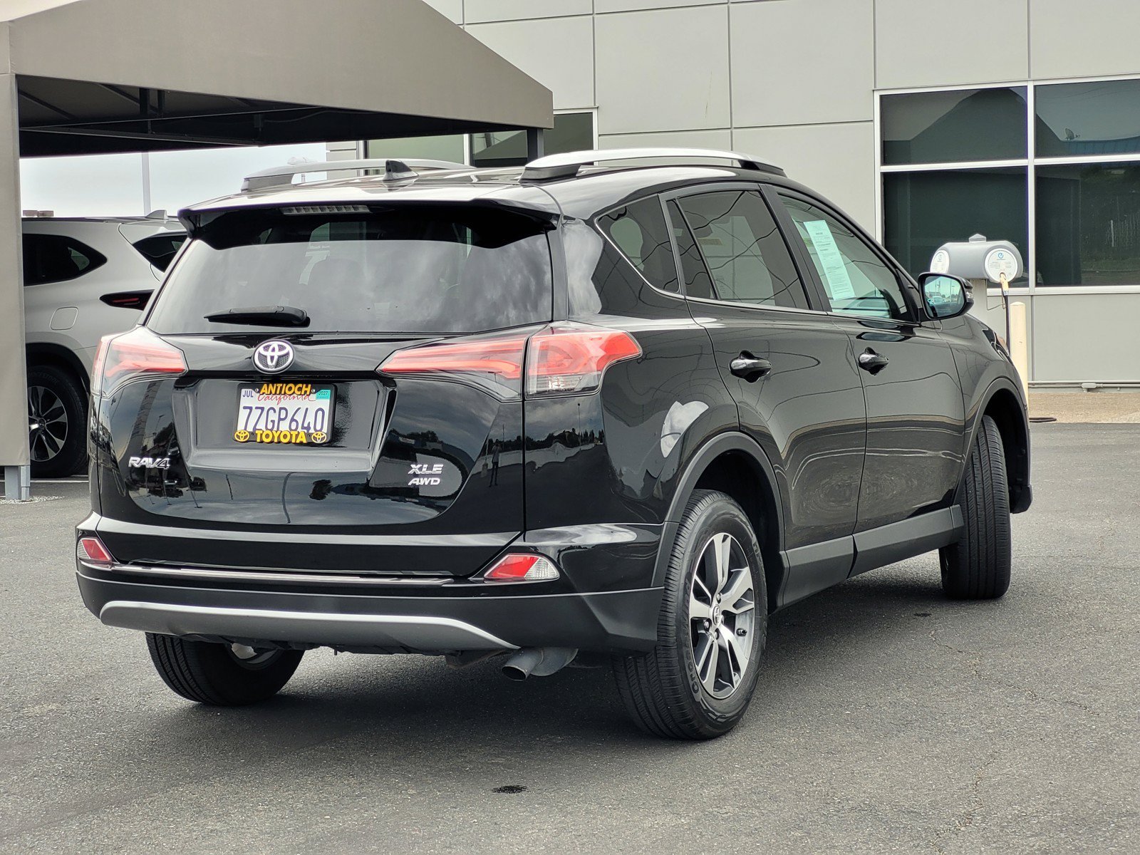 Used 2017  Toyota XLE image 4