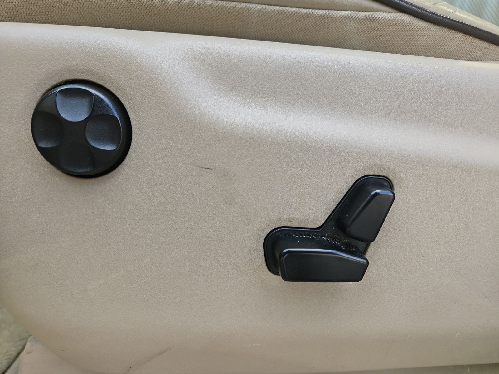 Used 2014 Gold Jeep Overland image 20