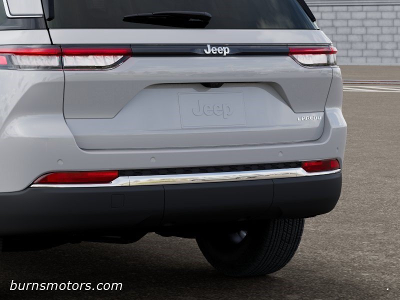 New 2026 Bright White Clear-Coat Exterior Paint Jeep Laredo image 13