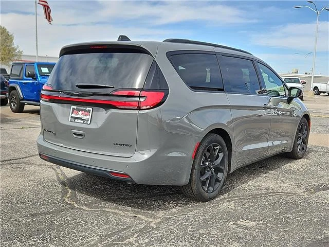 Used 2025 Ceramic Gray Clearcoat Chrysler Limited Front-Wheel Drive Passenger image 3