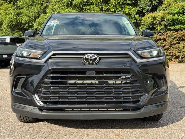 Used 2024  Toyota XLE image 2