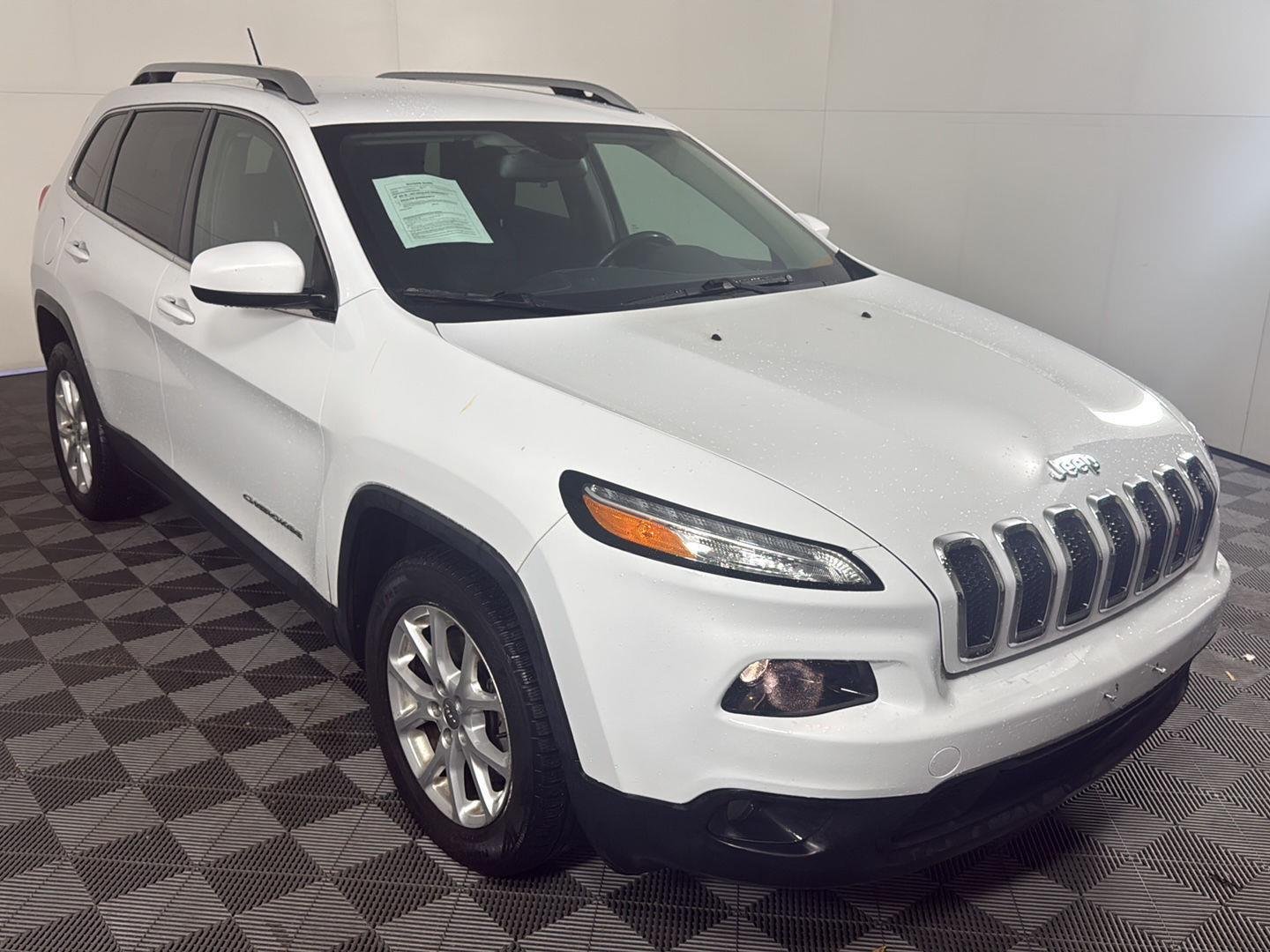 Used 2015 Bright White Clearcoat Jeep Latitude image 4