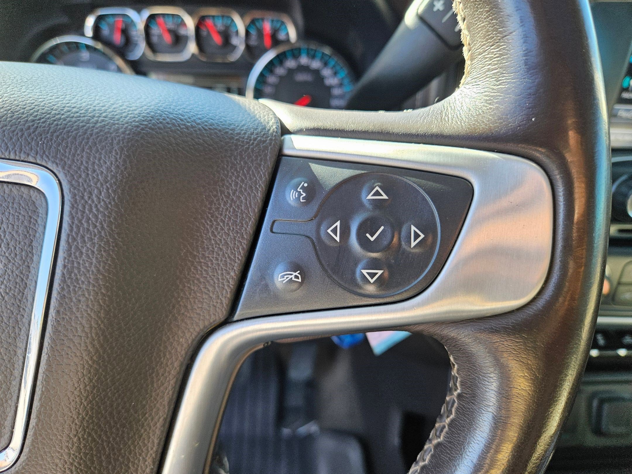 Used 2018 White Frost Tricoat GMC SLT image 19