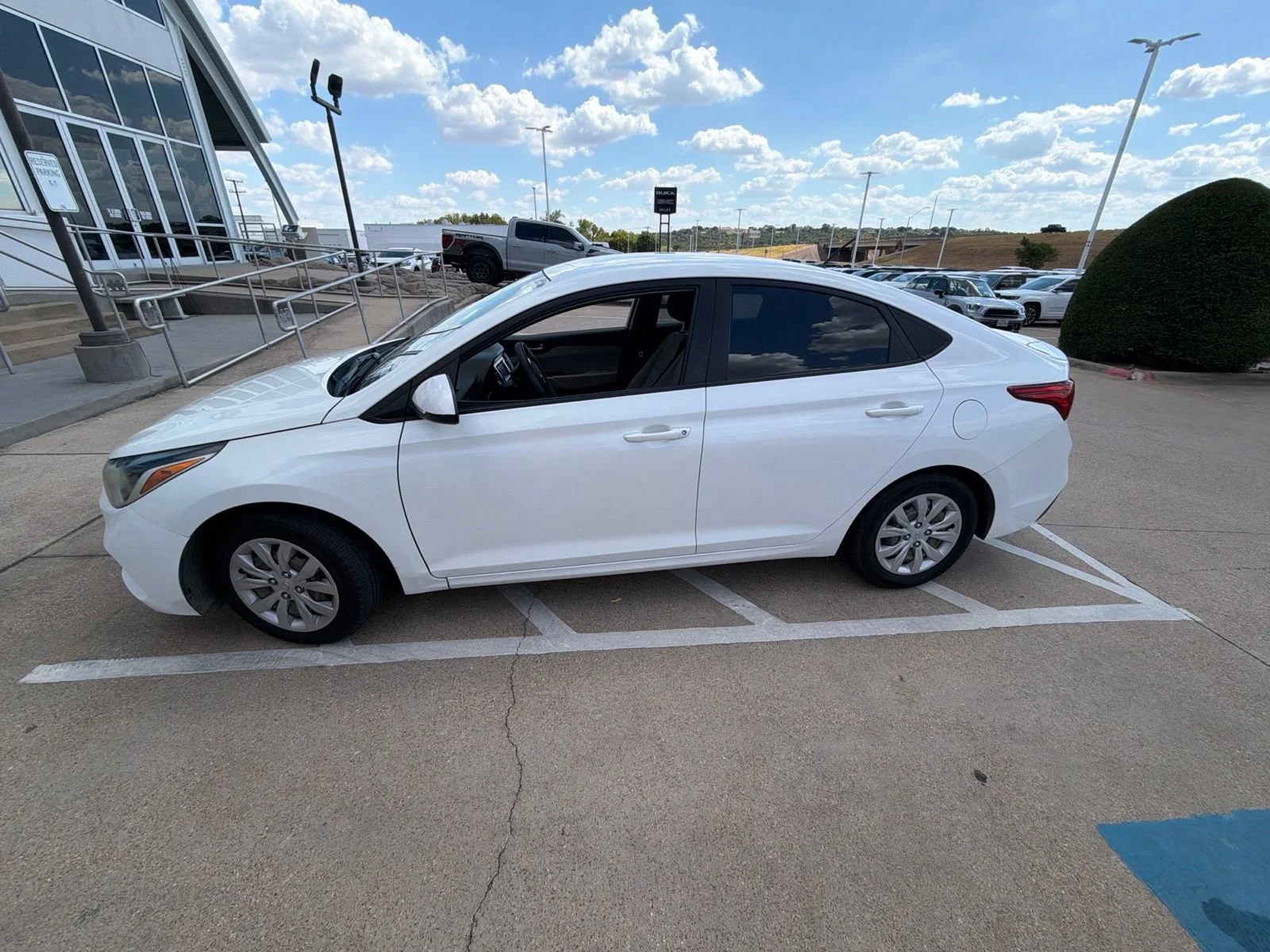 Used 2020 White Hyundai SE image 2