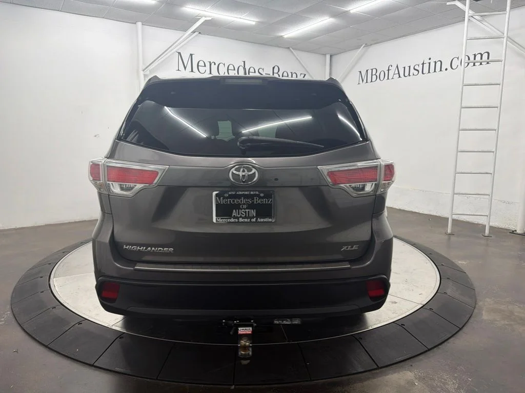 Used 2016 Gray Toyota XLE V6 image 3