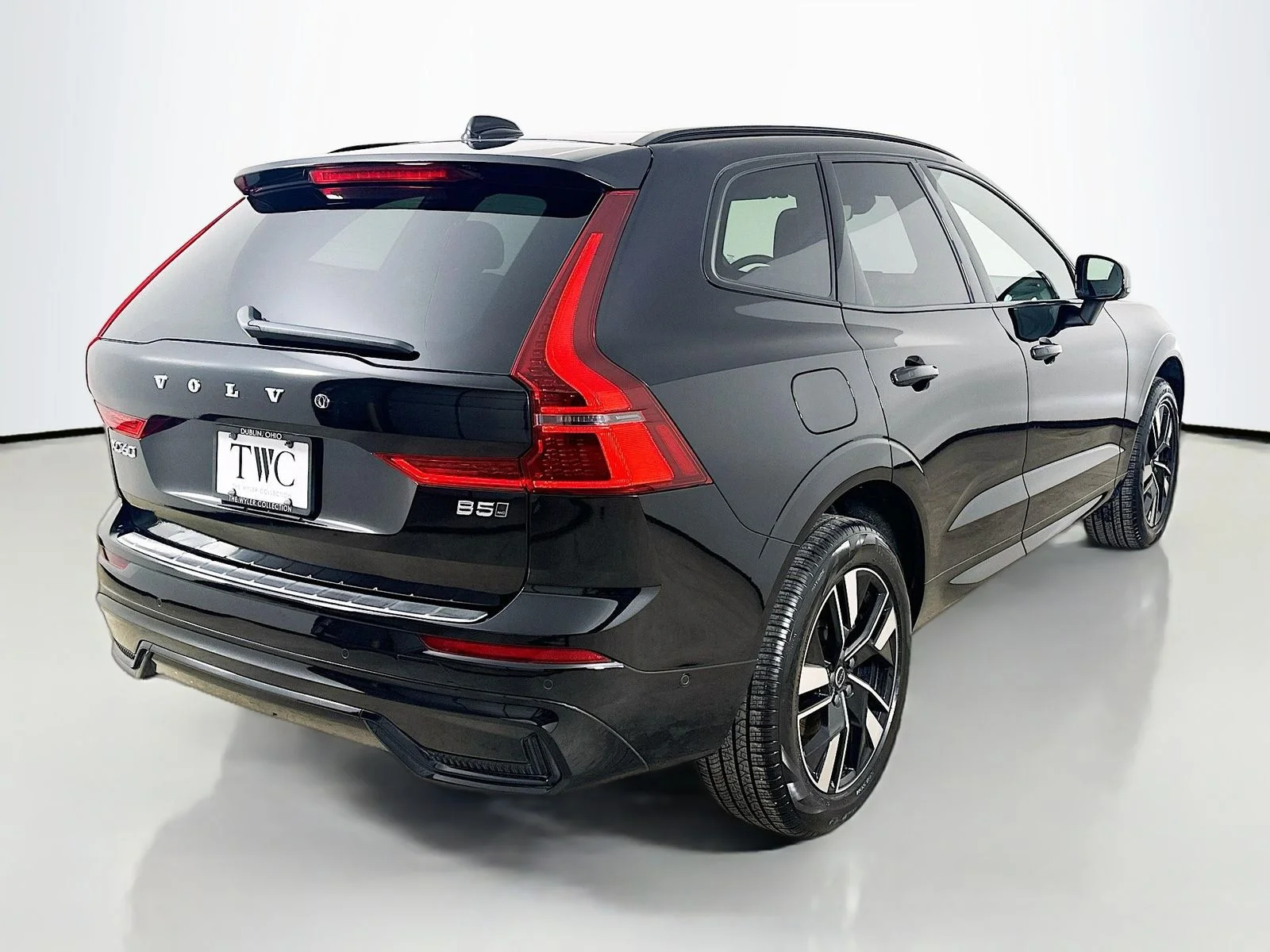 2026 Volvo XC60 Plus - Photo 5
