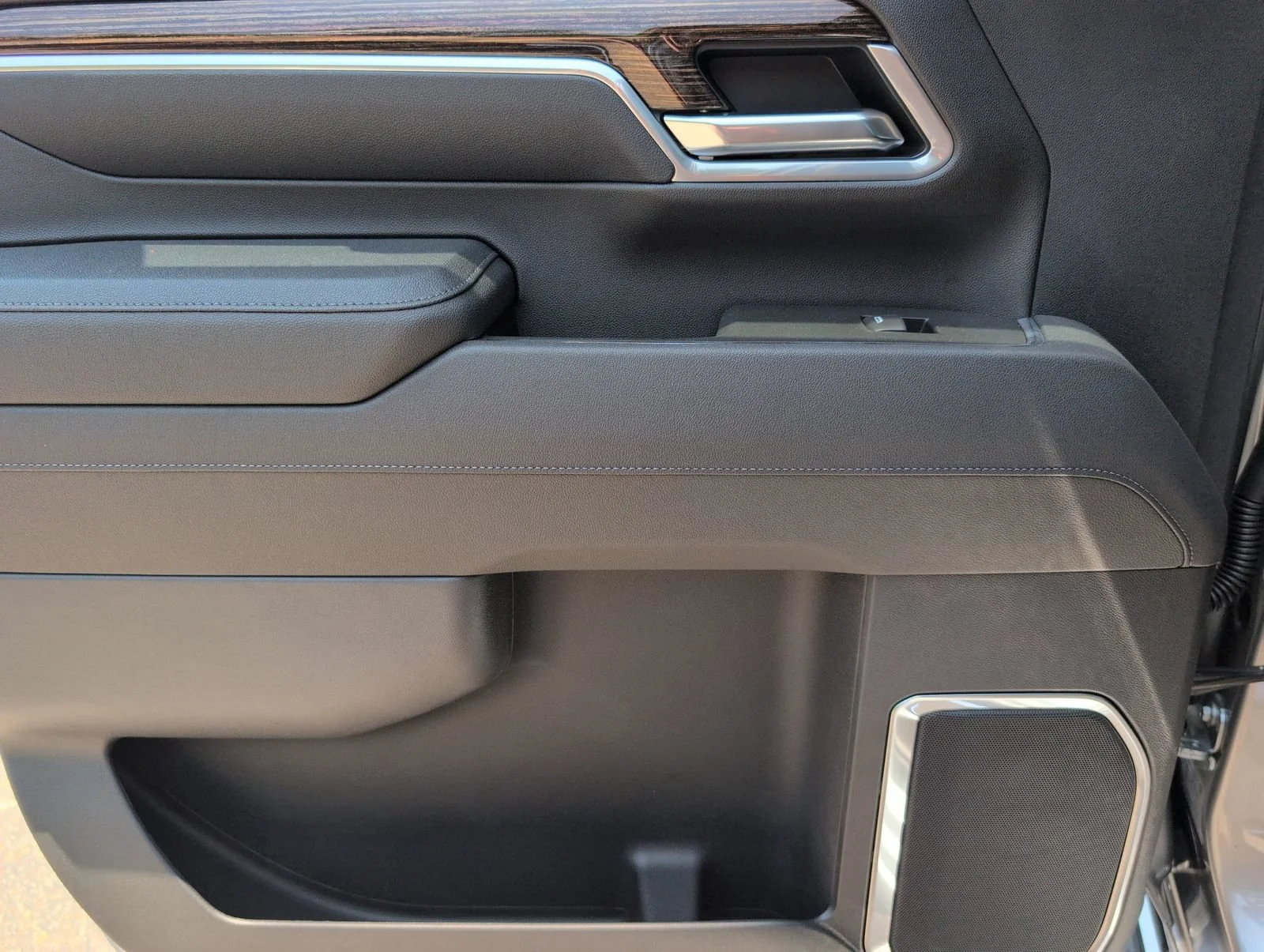 New 2026 Sterling Metallic GMC SLE image 32
