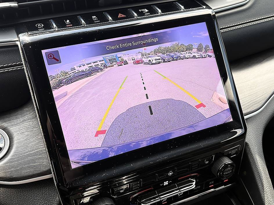Used 2023 Diamond Black Crystal Pearlcoat Jeep Limited image 23