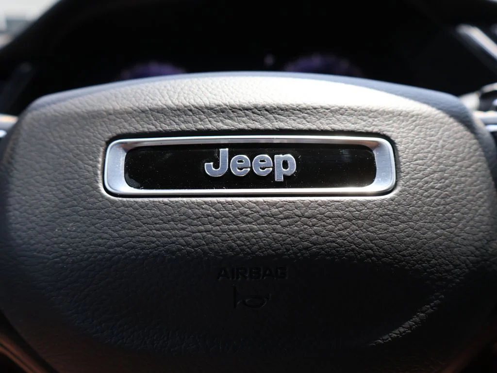 New 2026 Bright White Clear-Coat Exterior Paint Jeep Limited image 29